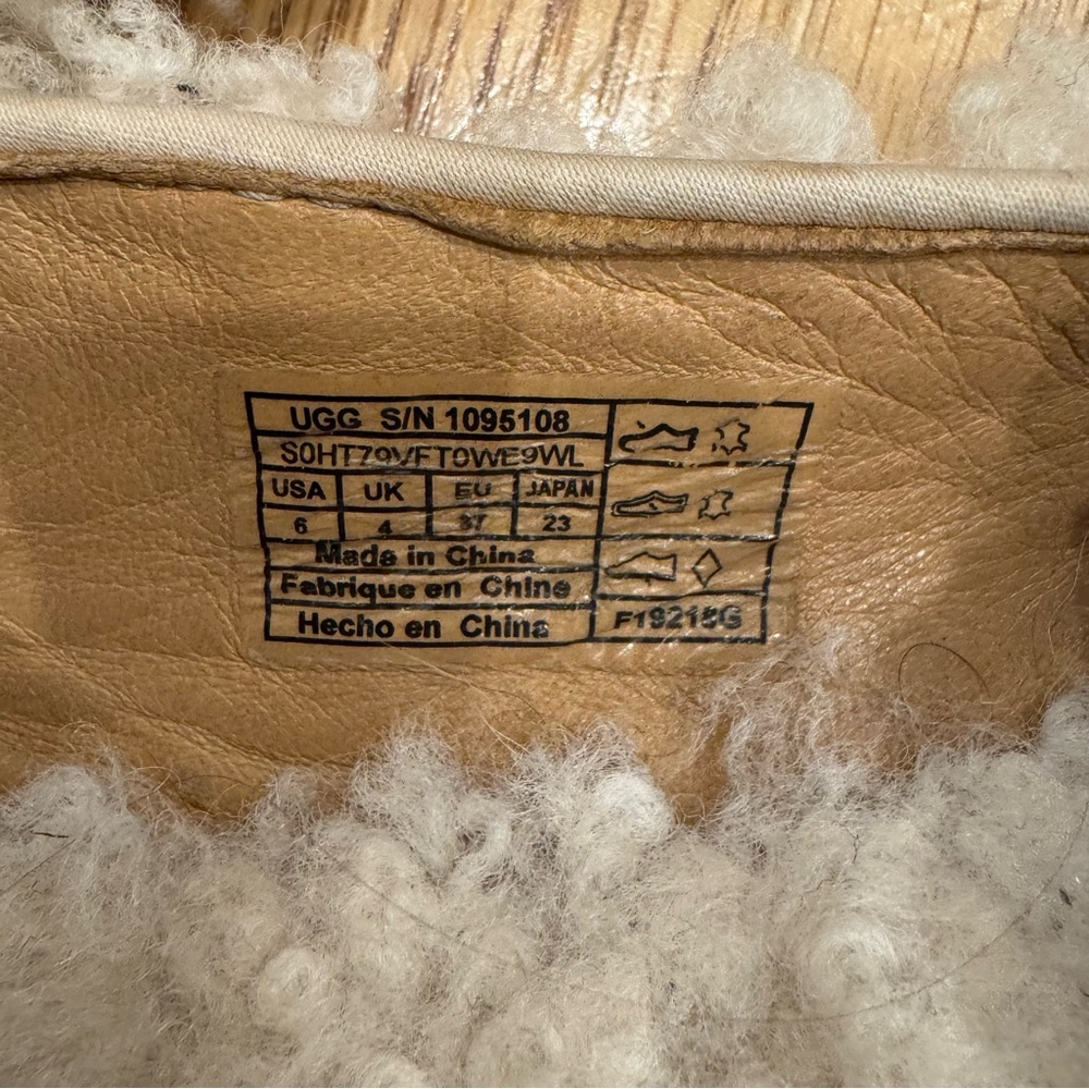 UGG Hailey Women's sz 6 Cozy Cream Sherpa slippers loafers Used - great! - Picture 6 of 9